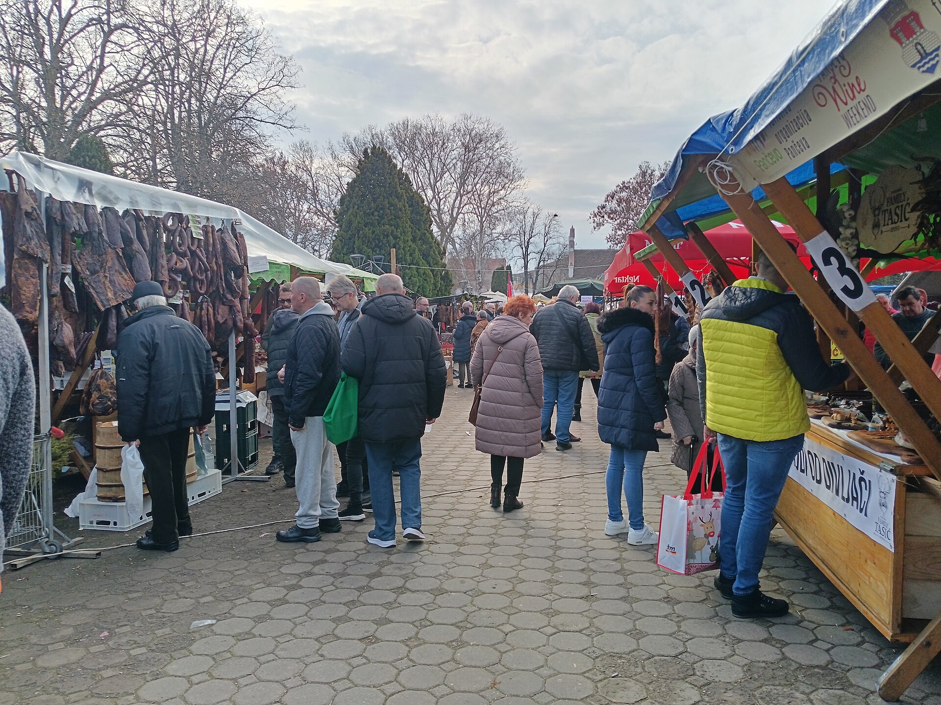 Људи на Сланинијади у Качареву