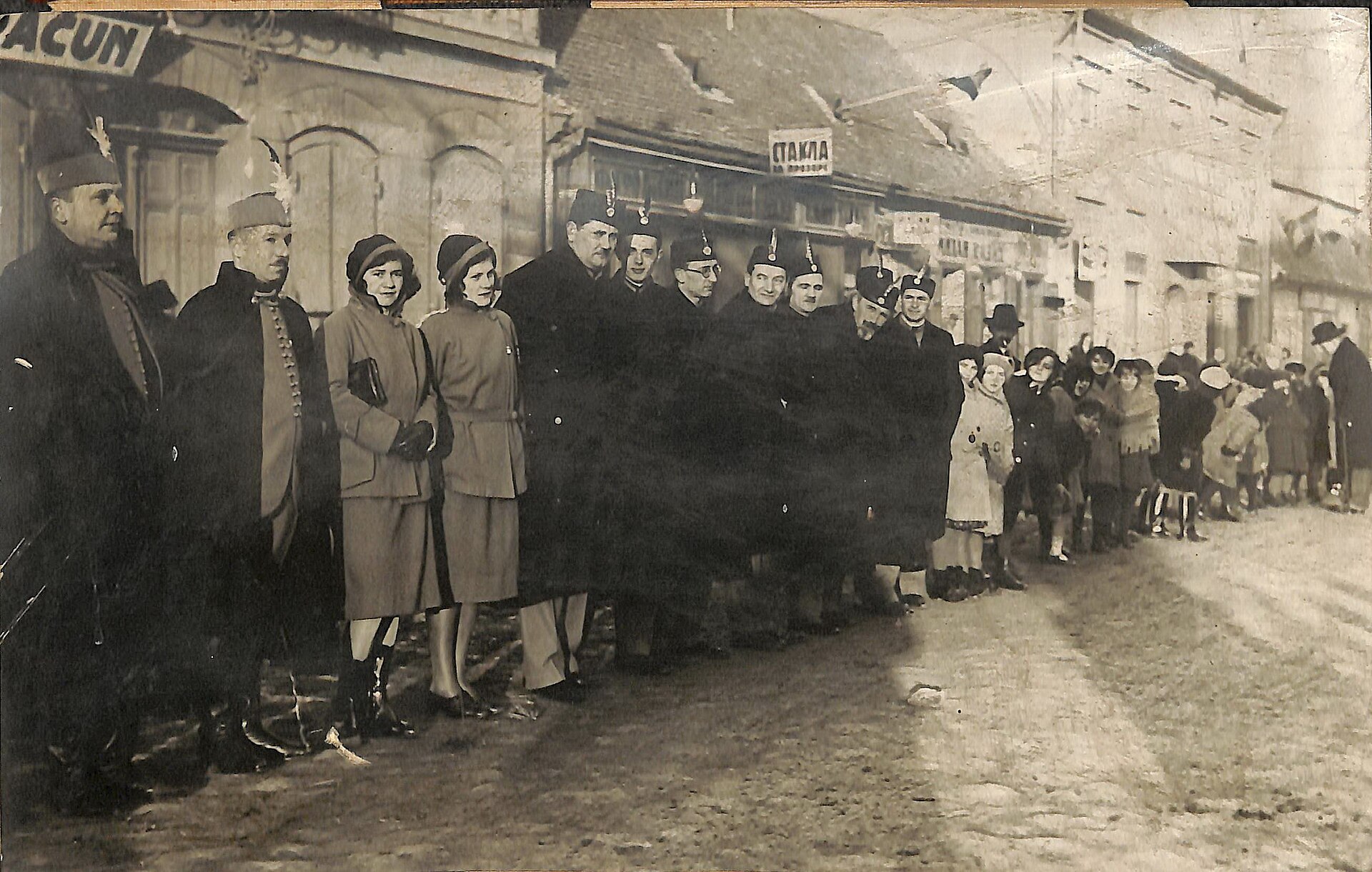 Грађани Панчева на улици, стара фотографија